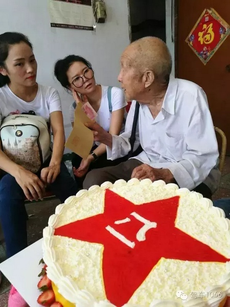 二姐們認(rèn)真聽老兵講抗戰(zhàn)的故事，老人年事已高，記憶都是轟炸！轟炸！轟炸！