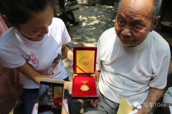 老兵聽不到我們?cè)谡f(shuō)什么，今年98了。