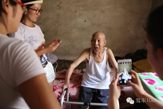 老兵老兵，你的勛章呢，國(guó)家給你的那個(gè)？