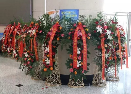 “月陽工作室”團隊成員、戲曲志愿者及社會各界送來的祝福花籃