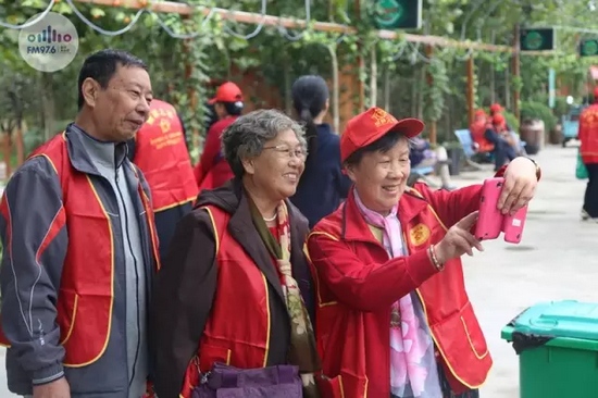 爺爺奶奶叔叔阿姨被盛運(yùn)莊園的景致吸引，紛紛拍照留影