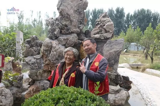 爺爺奶奶叔叔阿姨被盛運(yùn)莊園的景致吸引，紛紛拍照留影