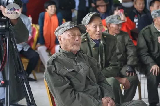 臺(tái)上展風(fēng)采，臺(tái)下笑開懷