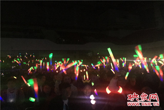 當(dāng)晚現(xiàn)場(chǎng)約2500個(gè)座位全場(chǎng)爆滿，還有全國(guó)各地歌迷會(huì)趕來(lái)的歌迷們。