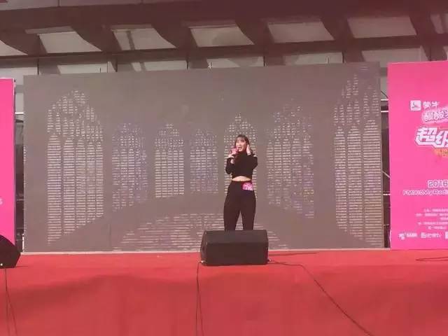 這pose一看就是在飆高音，猜猜看她唱的是哪首歌？