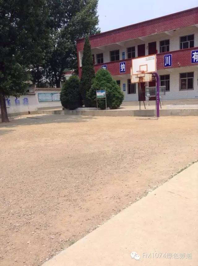 學(xué)校面積不大，只有一棟教學(xué)樓。