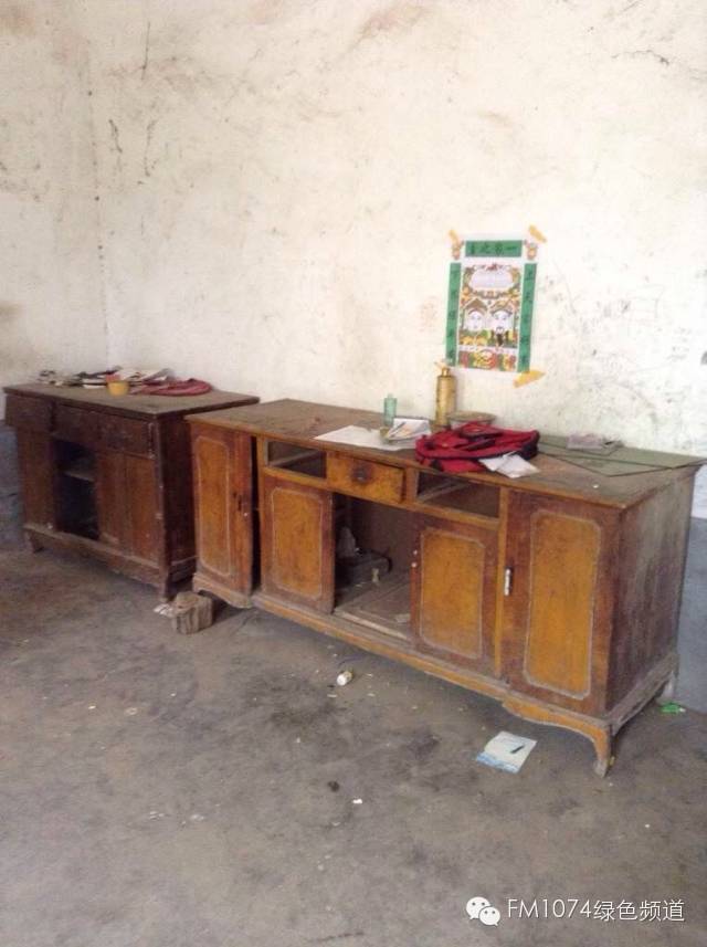 走訪另一個貧困家庭，進(jìn)去之后才知道什么是真正的一貧如洗、家徒四壁。