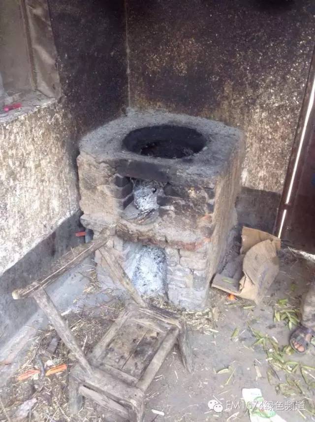 走訪另一個貧困家庭，進(jìn)去之后才知道什么是真正的一貧如洗、家徒四壁。