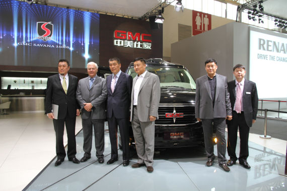 北京國際車展上，全新GMC S系列頂級商務(wù)車在亞太區(qū)首發(fā)。圖為企業(yè)領(lǐng)導(dǎo)與新車合影。