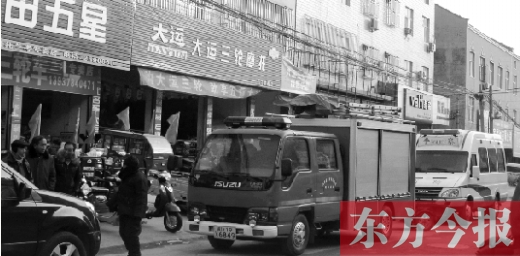火災(zāi)發(fā)生后，袁厲害家門前的大路上停滿了消防車和警車