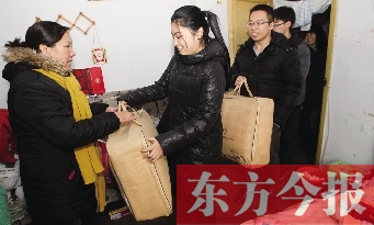 昨天下午，多位東方今報愛心讀者前往鄭州市困難戶家中贈送棉被