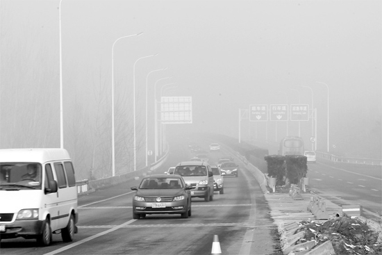 最近能見度不佳的天氣，給駕車上高速的車主提出了更多的要求
