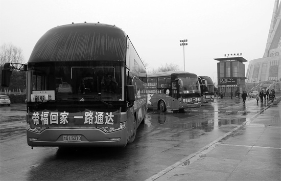 昨天上午10點(diǎn)，17輛愛(ài)心大巴從中原福塔廣場(chǎng)發(fā)車(chē)