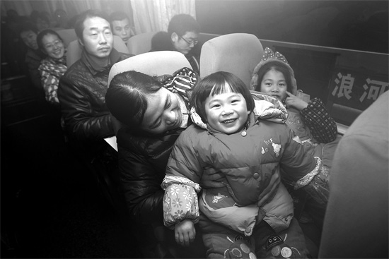 坐上愛(ài)心大巴，乘客滿(mǎn)臉喜悅