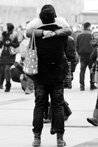 浪漫的情侶，離別時(shí)不忘激情擁抱