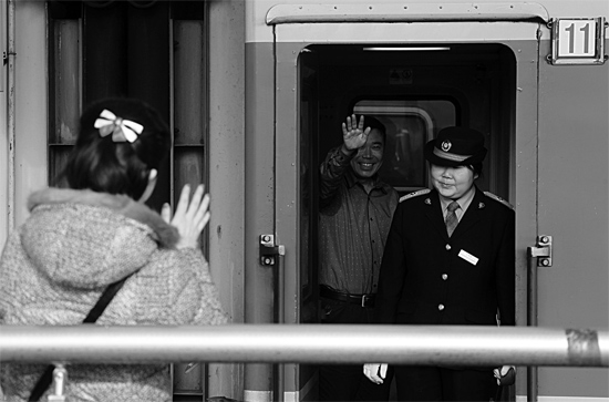 揮手向親人告別，并祝福一路平安