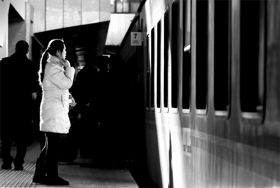 春運(yùn)大潮中，這樣難舍難分的身影總不時(shí)閃現(xiàn)在站臺(tái)上和廣場中