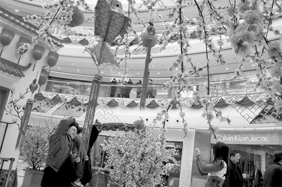 春節(jié)七天假，逛商場(chǎng)成了很多市民的度假方式