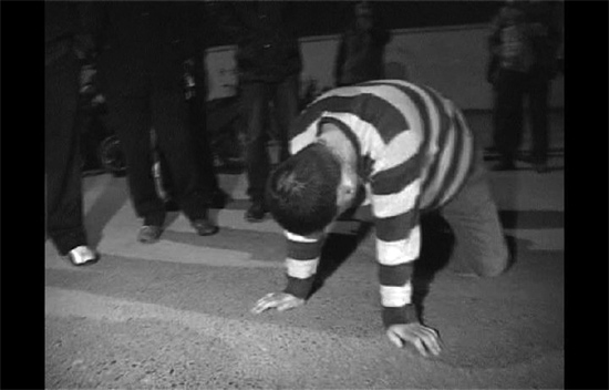 昨日凌晨，鄭州市化工路西段，渾身酒氣的男子出盡洋相