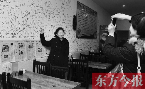 東方今報“一碗面的溫暖”還在延續(xù)，媒體和愛心人士的吃面接力熱情不減。