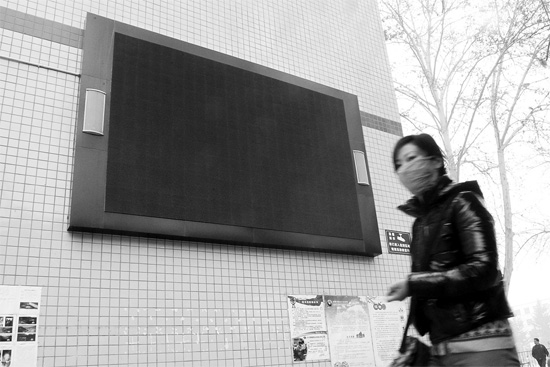 教育部下發(fā)通知，不僅要求學(xué)校引導(dǎo)學(xué)生勤儉節(jié)約，學(xué) 校也要節(jié)約辦公。昨天是開學(xué)第一天，鄭州市39中校園