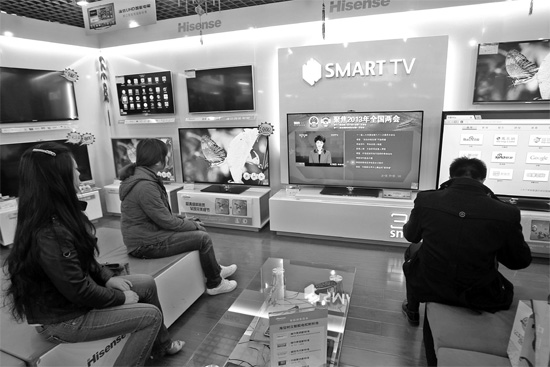 5日，鄭州市的家電賣場里，網(wǎng)絡(luò)電視正在同步直播兩會報道 東方今報記者張培方攝