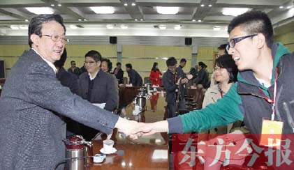 4月22日，省委書記、省人大常委會(huì)主任郭庚茂和“聚焦中博·河南行”中部六省媒體采訪團(tuán)成員親切握手