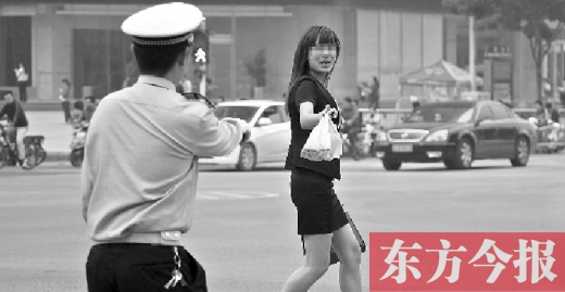 一名女子闖紅燈，并且躲避交警的處罰