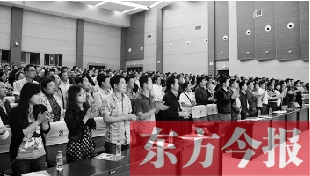 演員謝幕時(shí)，沒(méi)有觀眾離場(chǎng)，而是全部起立熱烈鼓掌