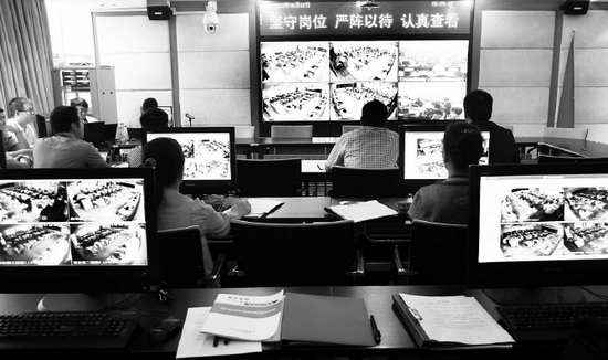 2013年高考首日，鄭州市國家考試考務指揮中心內(nèi)，工作人員通過監(jiān)控器遠程監(jiān)考