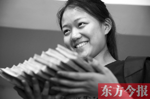 昨天，大一女生周文靜把10萬(wàn)元現(xiàn)金還給了失主