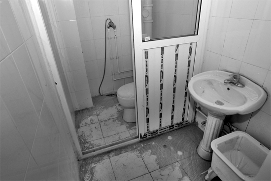 不僅周邊設(shè)施齊全，鄭州公租房室內(nèi)設(shè)施也齊全。圖為剛安裝好的衛(wèi)浴設(shè)施