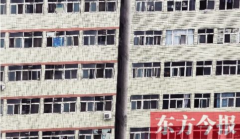 鄭州市城中村眾多類似這樣火柴盒式的房間，成了大中專畢業(yè)生們暫時安放青春和夢想的地方