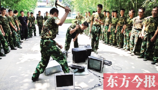 為了讓孩子表達(dá)戒除網(wǎng)癮的決心，學(xué)校組織孩子親手砸毀電腦