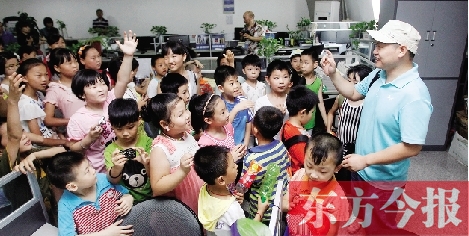 廣電全媒體小記者走進(jìn)今報 大記者感嘆小記者有想法