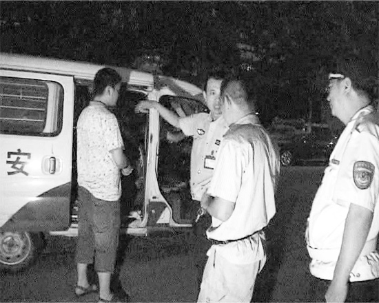 民警趕來(lái)協(xié)調(diào)“還錢”