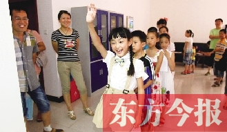 成長(zhǎng)訓(xùn)練營(yíng)面試在東方今報(bào)發(fā)行中心舉行。圖為面試現(xiàn)場(chǎng)