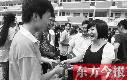 7月23日，晨鐘教育集團(tuán)黨委書記張玲為支教大學(xué)生頒發(fā)證書