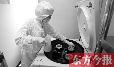 鄭州一專門儲(chǔ)存臍帶血的機(jī)構(gòu)，專業(yè)人員正在把臍帶血存放在儲(chǔ)藏箱里