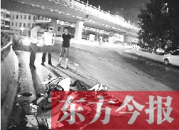 昨日凌晨3時(shí)，鄭州市區(qū)河醫(yī)立交橋下，交警在勘察現(xiàn)場(chǎng)