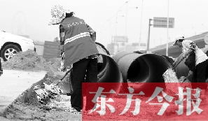 鄭州市鄭東新區(qū)，烈日下工作的環(huán)衛(wèi)工