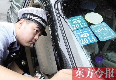 昨天上午，鄭州交巡警開始對(duì)進(jìn)入四橋一路的非綠標(biāo)車按闖禁行進(jìn)行處罰