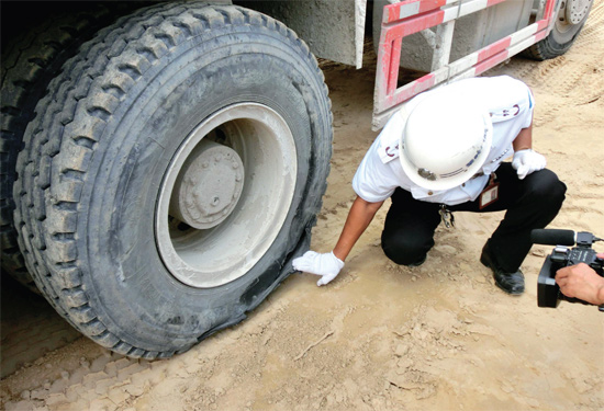 8月3日，棉紡路與六廠前街交叉口附近一輛水泥罐車突然爆胎，路邊一輛電動(dòng)車被沖擊波震翻報(bào)廢