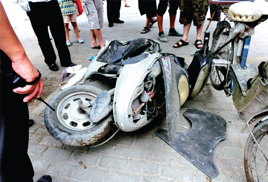 8月3日，棉紡路與六廠前街交叉口附近一輛水泥罐車突然爆胎，路邊一輛電動(dòng)車被沖擊波震翻報(bào)廢