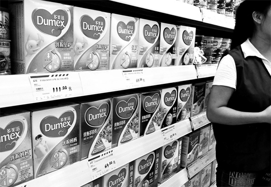 5日，鄭州一家超市內(nèi)，多美滋其他階段奶粉仍在售，但無人問津