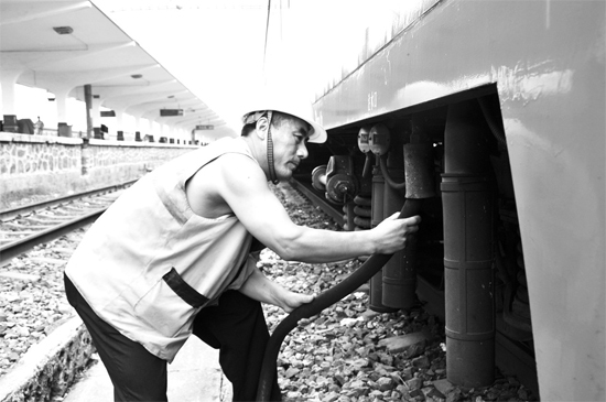 昨日，商丘火車(chē)站給水員在烈日下工作