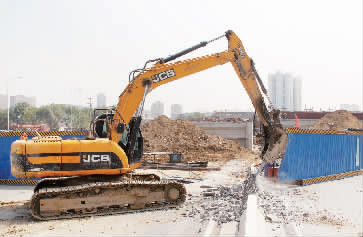 南陽路、北環(huán)快速路立交橋?qū)⑦M(jìn)行封閉施工，圖為工人正在拆除隔離欄