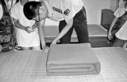 鄭州市某武警駐地，武警官兵現(xiàn)場(chǎng)表演疊被子