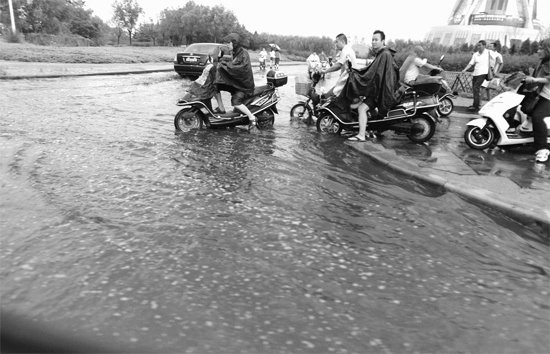 8月7日，鄭州一場暴雨，鄭州多處干道被淹，市民行路如過河