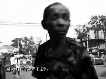 視頻中的男子面對鏡頭發(fā)泄心中的不滿：不合理，明擺著剝削人